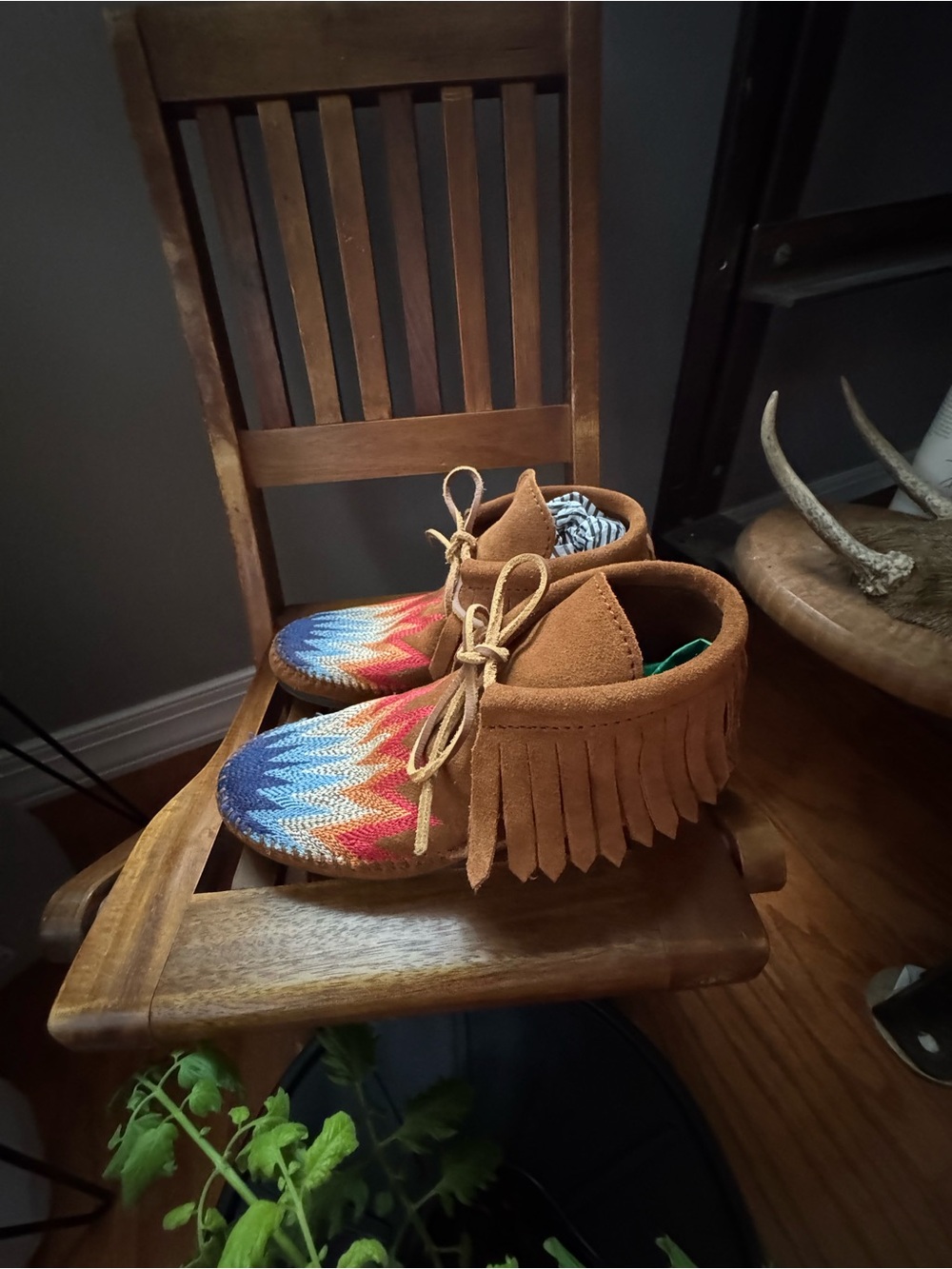 Minnetonka MOTHER Tan Suede Moccasins with Multicolor Knit Flame Toes